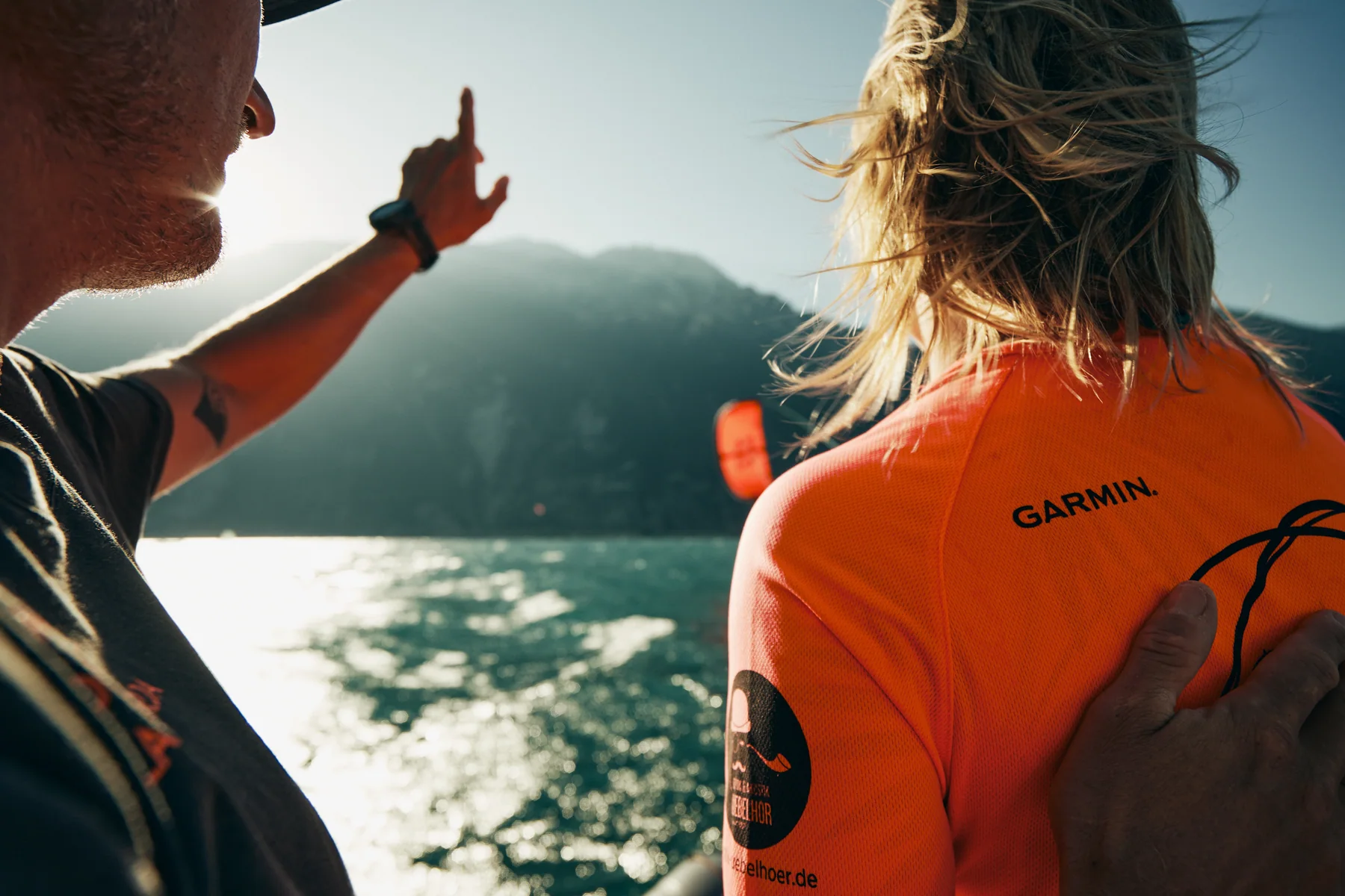 Zwei Personen besprechen die Bedingungen am Gardasee