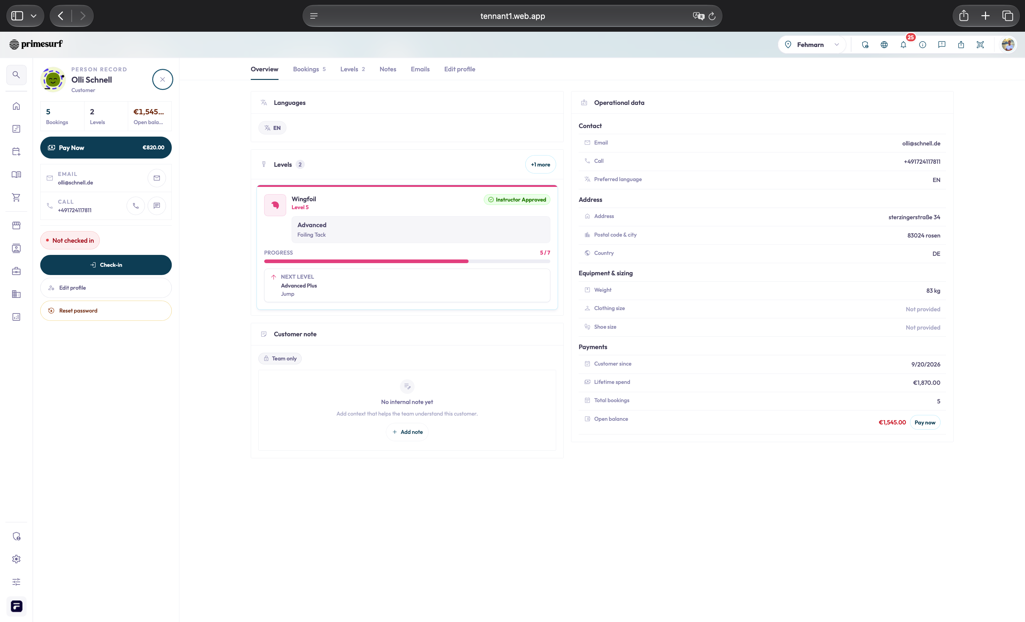 Customer Overview: customer profile with a recorded Wingfoil level, learning progress, a team-note area, contact information and payment summary.