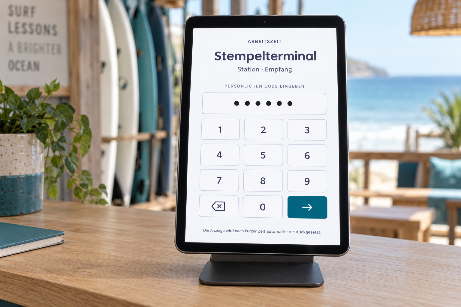 Ein gemeinsames iPad-Terminal am Empfang: Mitarbeitende geben ihren persönlichen Code ein und wählen danach ihre Stempelaktion.